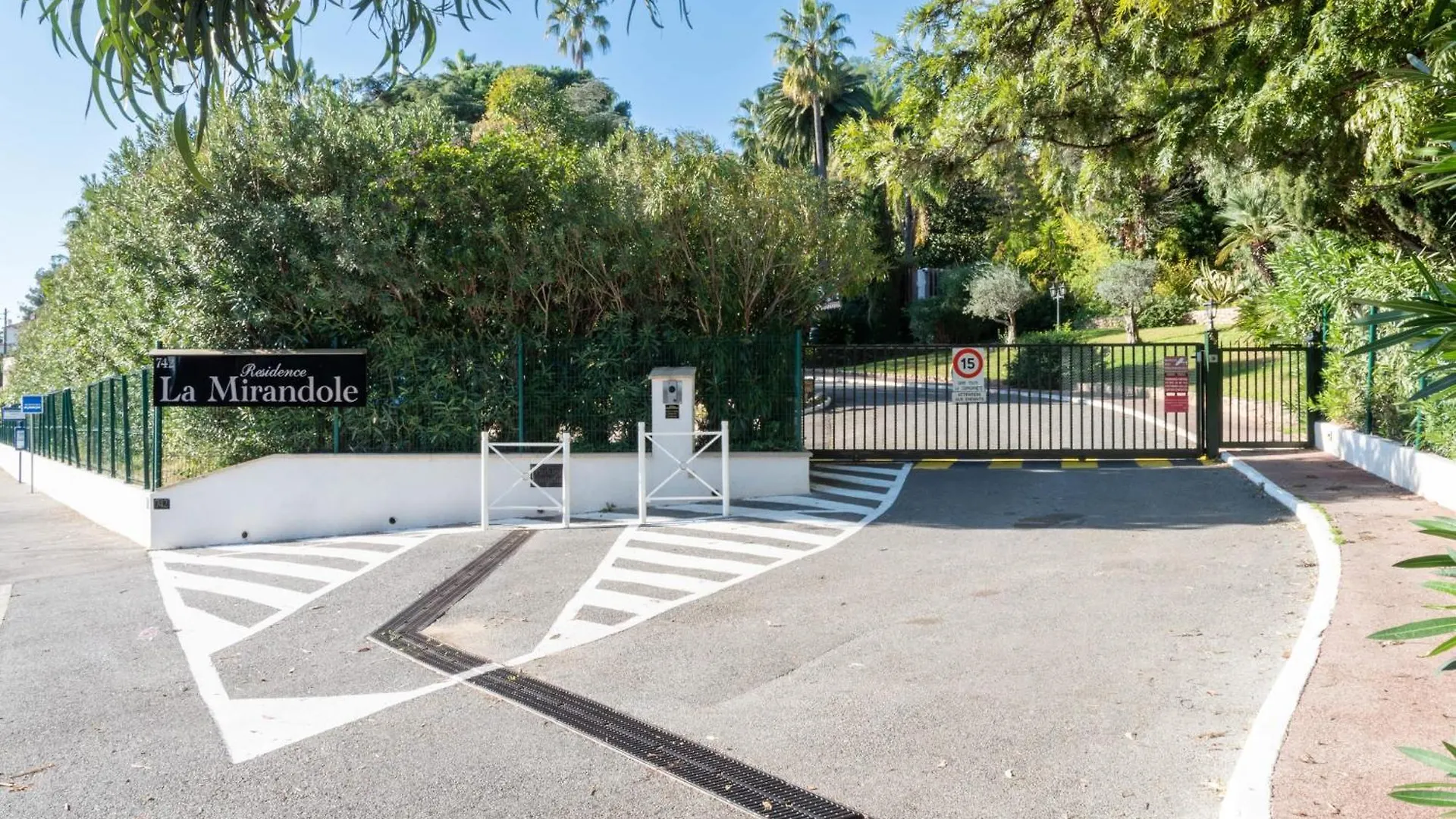 Apartment With Terrace Pool & Beach Access Golfe-Juan