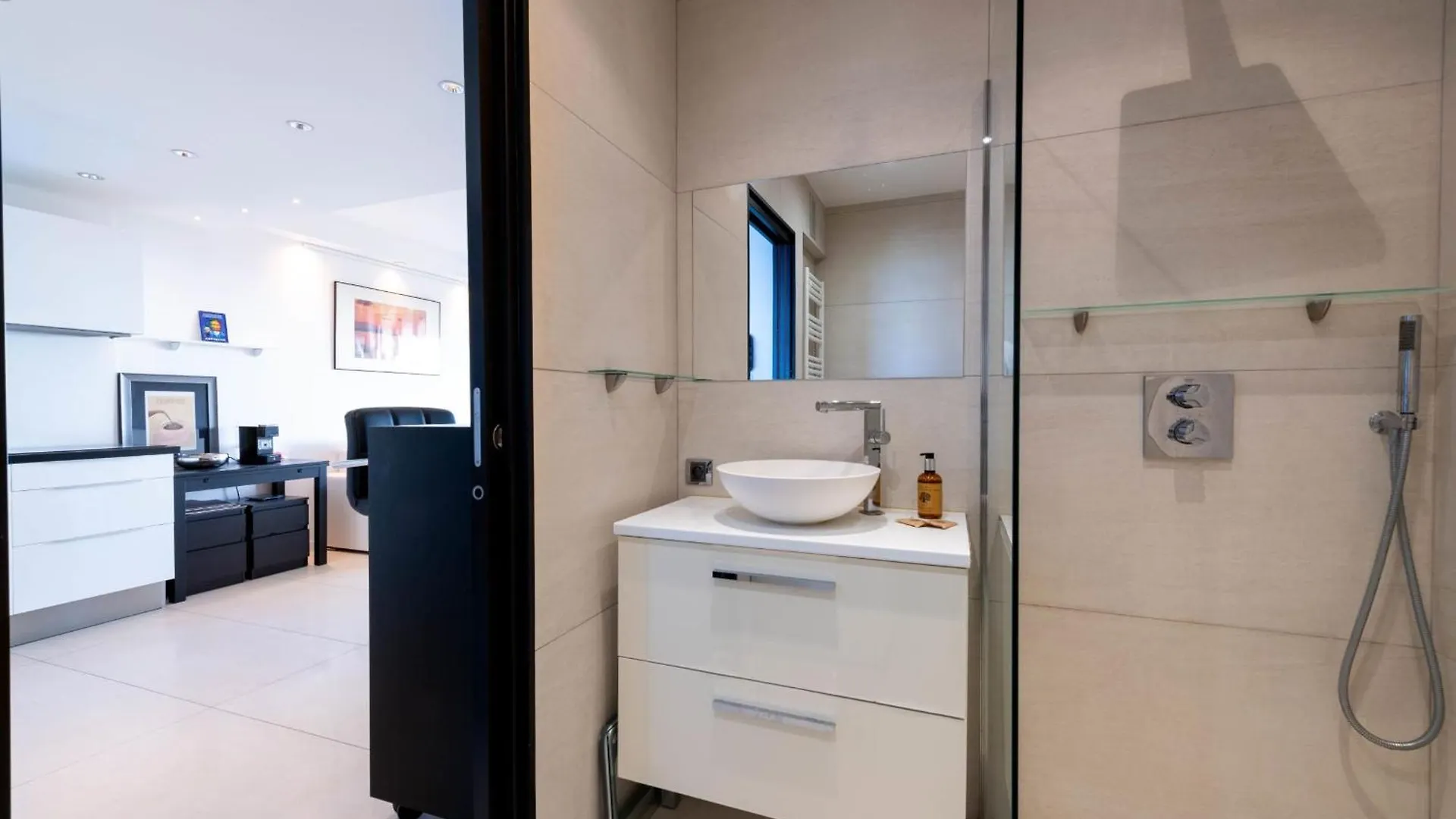 Apartment With Terrace Pool & Beach Access Golfe-Juan France