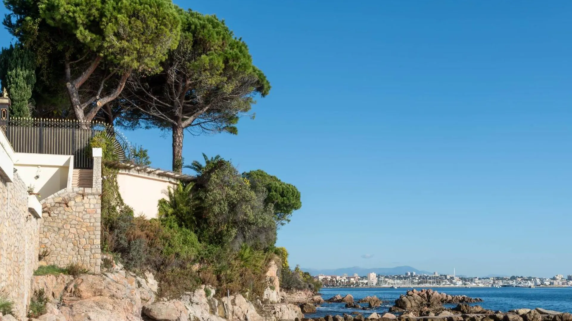 Apartment With Terrace Pool & Beach Access Golfe-Juan France